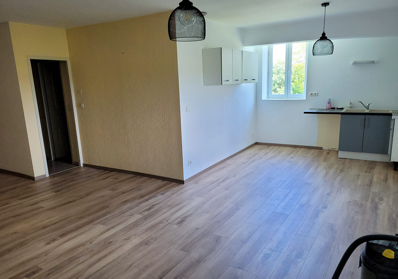 Pose de parquet flottant après rénovation des sols en bois