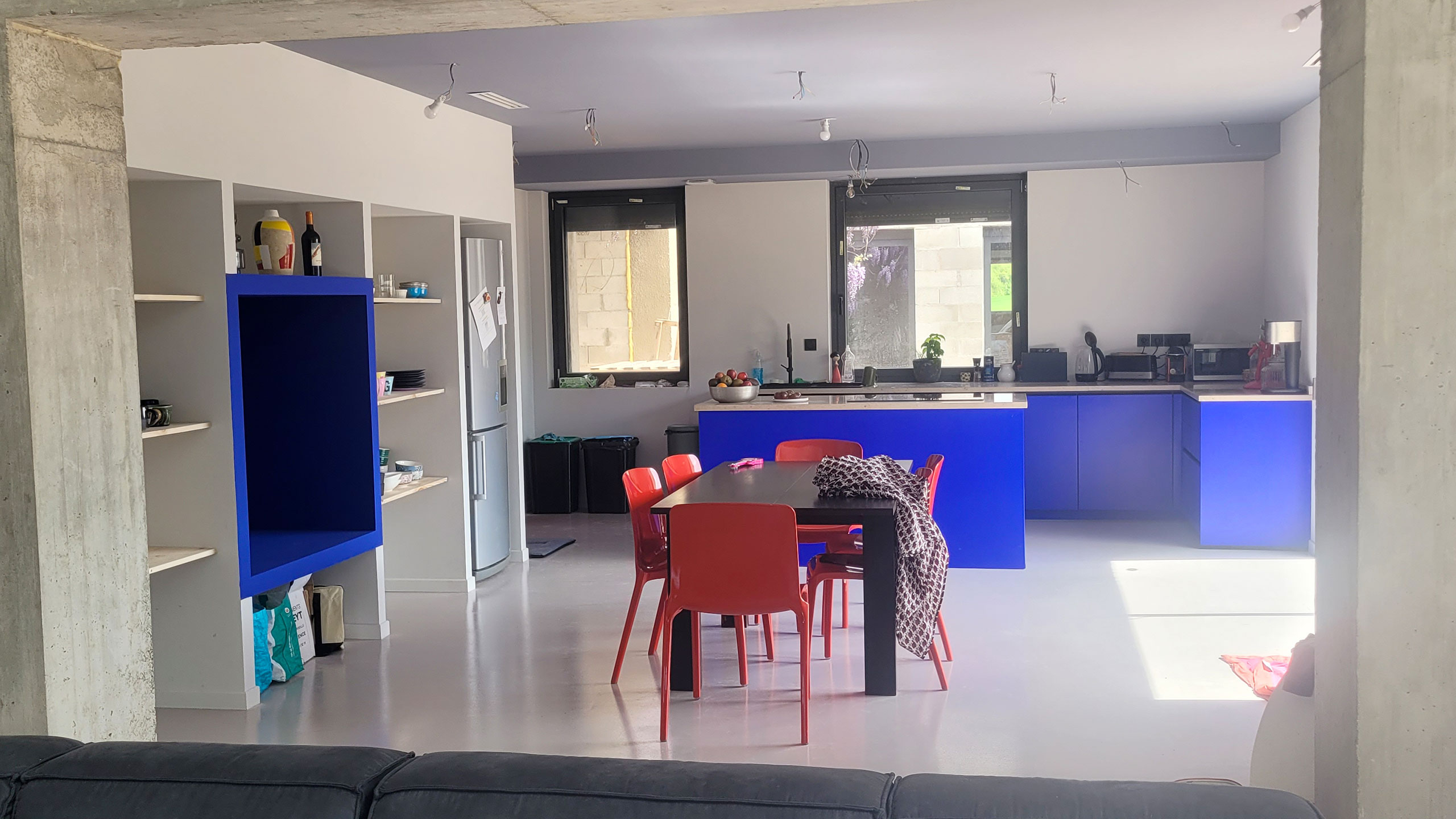 Travaux de peinture dans une cuisine contemporaine