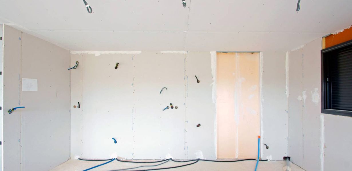 Pose de placo avec passage des fil electrique et pose des prises