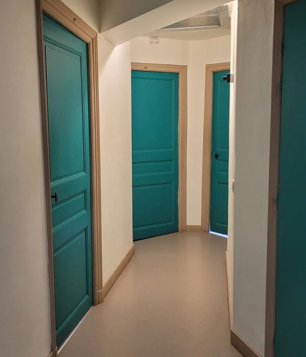 Pose de menuiserie intérieur avec 4 blocs portes