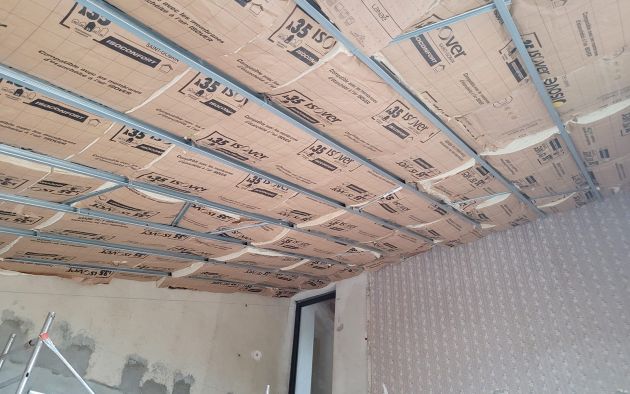 Pose d'un isolant au plafond avec rail à placo