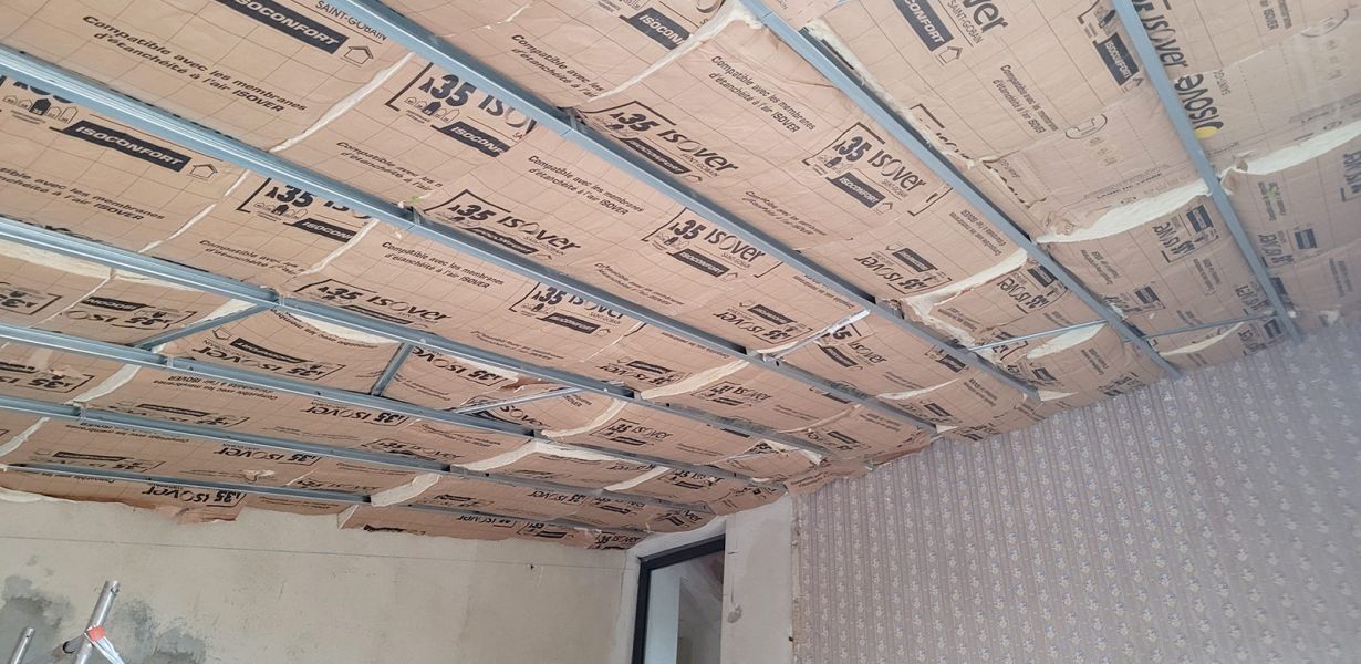 Pose d'un isolant au plafond avec rail à placo