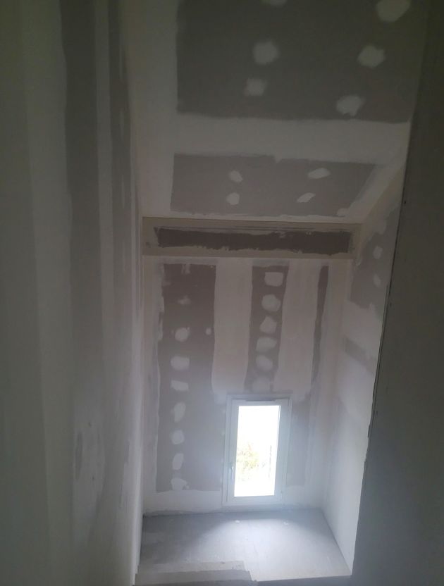Création d'une cage d''escalier en placo avec peinture