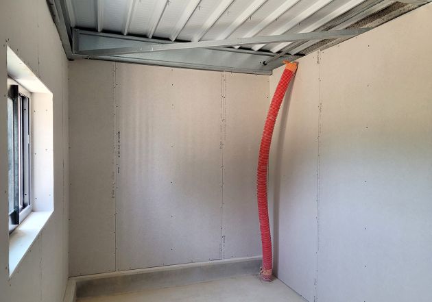 Création d'une petite pièce en placo avec mur et plafond en bardage