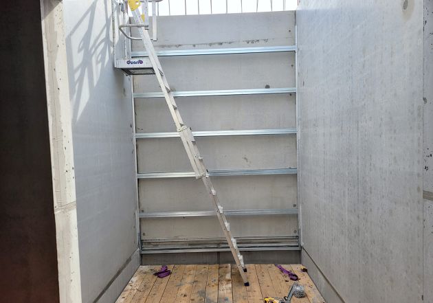 Pose de rail avant la mise en place d'un isolant pour un CHU